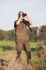 J&auml;ger mit Fernglas