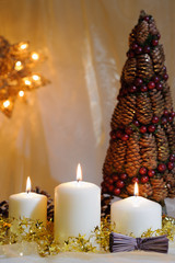 Kerzen mit Weihnachtsdekoration