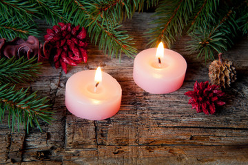 candeline rosa con ramo di abete