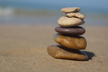 Fototapeta na wymiar Stones pyramid at the beach