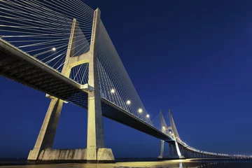 Photo sur Plexiglas Pont Vasco da Gama Vasco da Gama bridge in Lisbon by night, Portugal