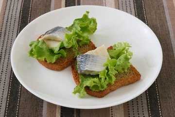 toasts with herring