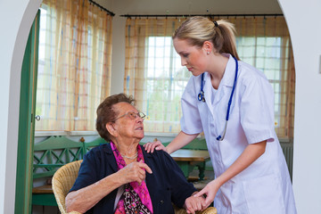 Seniorin beim Arzt