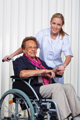 Fototapeta na wymiar I pielęgniarka stara kobieta na wózku inwalidzkim