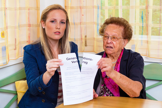 Enkel und Gro&szlig;mutter. Generationsvertrag
