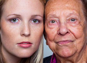 Portrait einer jungen und einer alten Frau