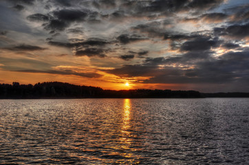 Naklejka premium Sunset over the lake