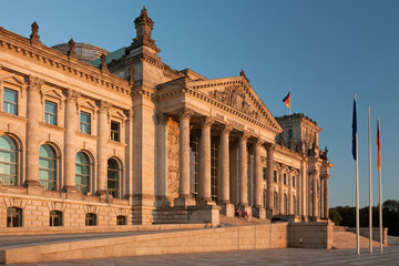 Fototapeta na wymiar Reichstag in Berlin im Abendlicht, Sitz des Bundestages