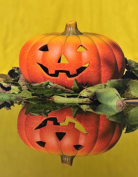 Calabaza de halloween con fodo amarillo.