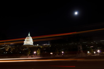 Fototapeta na wymiar US Capitol budynku świateł samochodowych szlaków w świetle księżyca