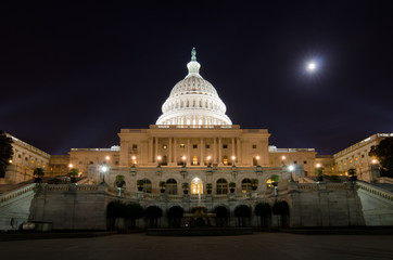 Fototapeta na wymiar US Capitol budynku w świetle księżyca