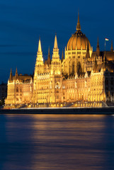 Fototapeta premium Hungarian parliament at night