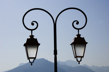 Fototapeta na wymiar Dwóch europejskich latarni