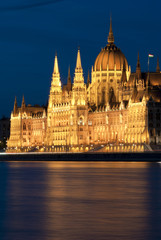 Fototapeta premium Hungarian parliament at night