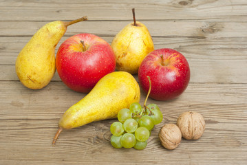 Naklejka na ściany i meble apples grapes and pears, wooden table