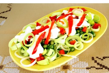 salad with leeks and other vegetable and cream