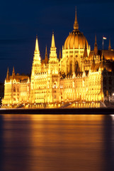 Fototapeta na wymiar Hungarian parliament at night