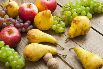 Naklejka na ściany i meble apples grapes and pears, wooden table
