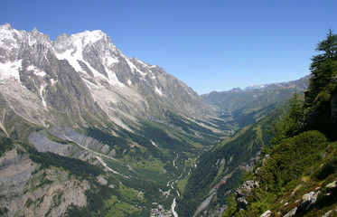 Fototapeta na wymiar Val Ferret od szczytu Mont Chetif