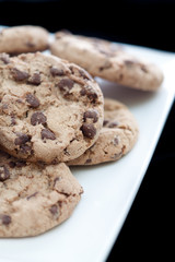Galletas de chocolate o Cookies con fondo negro