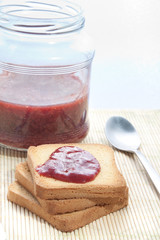 Mermelada de fresa y tostadas