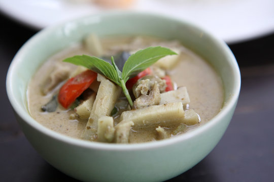 Thai food chicken green curry with rice in wood background