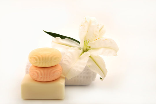 saponette con fiore e asciugamano su fondo bianco orizzontale