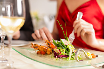 Paar beim Essen in sehr gutem Restaurant