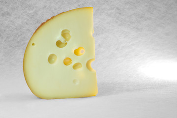 Ein Stück Käse auf Tüll