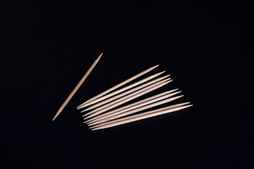 stuzzicadenti su sfondo nero