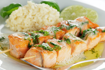 Lachspieße mit Limetten- Basilikumbuttersoße