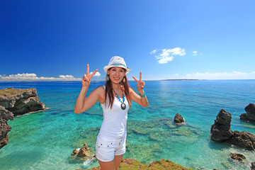 美しい海と丘の上に立つ女性