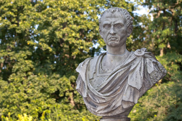 Fototapeta premium Roman ceasar burst in the park