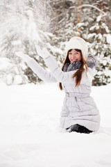 Fototapeta na wymiar young woman throwing snow