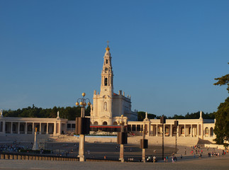 Fototapeta na wymiar Plac przed Bazyliką Różańcowej w Fatimie