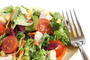 frischer Salat auf einem Teller angerichtet