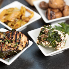 Schafskäse im Kräutermantel und andre Vorspeisen