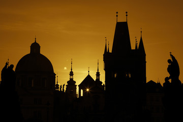 Obraz premium Wieża Mostu Karola, sylwetka, sepia