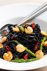 sepia spaghetti with prawns, asparagus and chilli