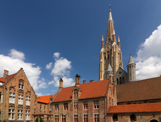 Fototapeta na wymiar Memlingmuseum i Kościół Matki Bożej, Bruges
