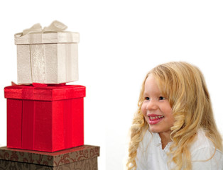 staunendes Mädchen vor Geschenken