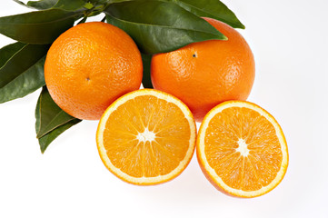Orangen und Orangenhälften mit Blättern, isoliert I
