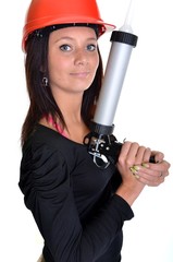 femme et pistolet à calfeutrer