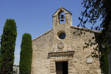 Fototapeta na wymiar Eglise provençale des Baux de Provence