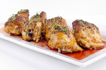 Grillhähnchen Schenkel mit frischem Thymian auf einem weißen T