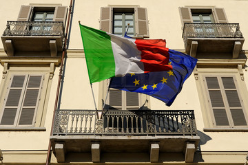 Bandiera italiana ed europea  su palazzo storico a Torino