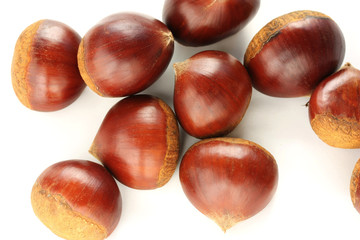 Obraz premium chestnuts group on a white background