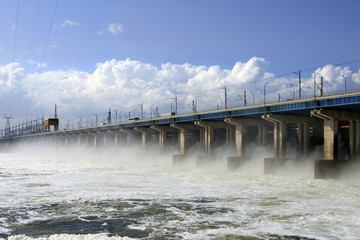 Fototapeta na wymiar Reset wody w elektrowni wodnej na rzece