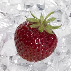 Foto auf Acrylglas rote Erdbeere auf Eis © PRILL Mediendesign