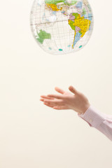 手と地球儀